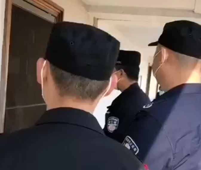 An unverified clip appears to show Chinese police knocking on doors to threaten jail to anyone sharing news on social media