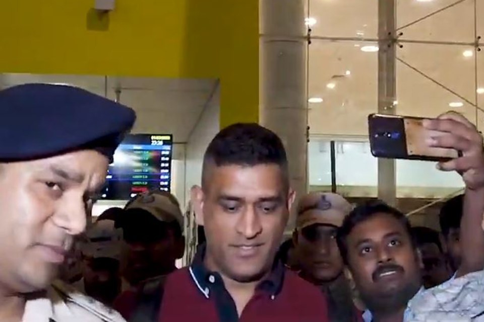  MS Dhoni was mobbed by fans as he arrived in Chennai