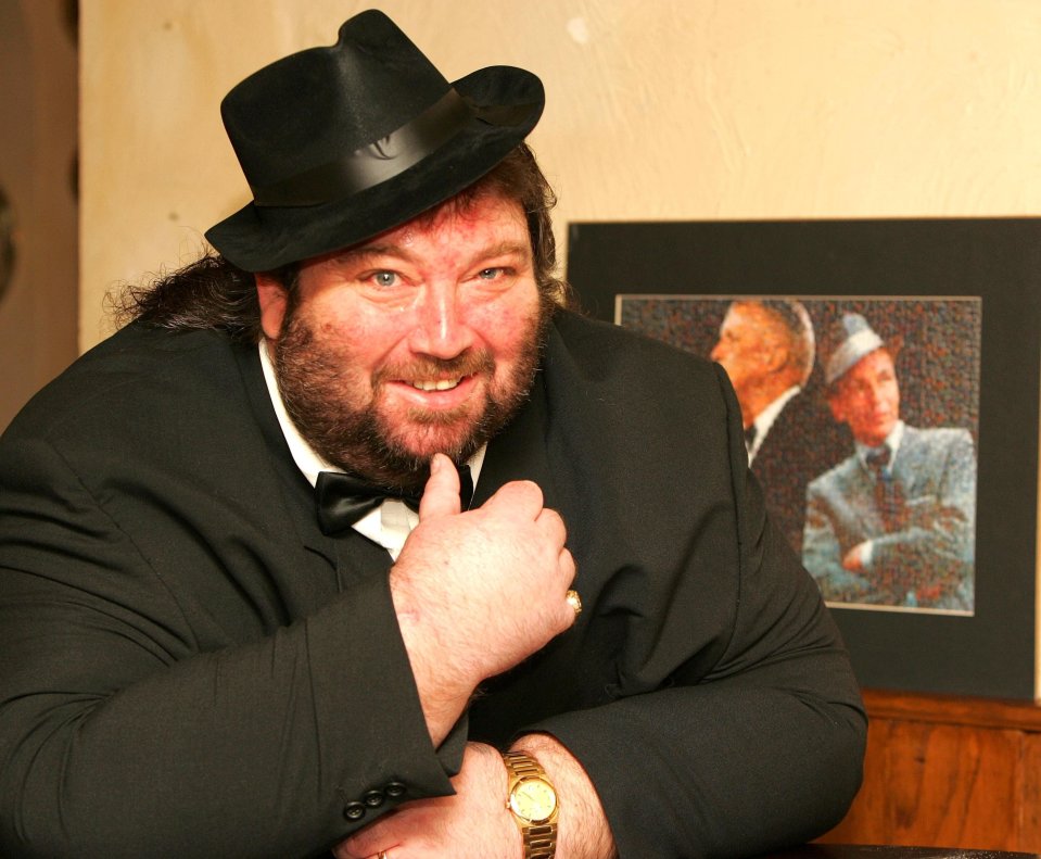 Andy Fordham poses in front of his hero Frank Sinatra in 2004, the year he won the world title