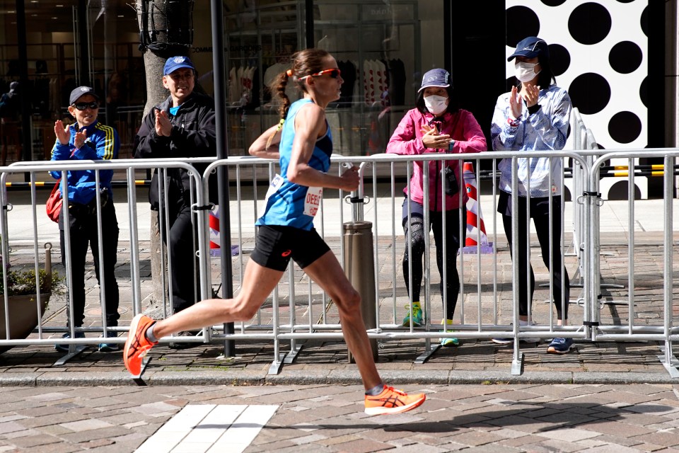  Spectators who braved watching Tokyo marathon wear face masks