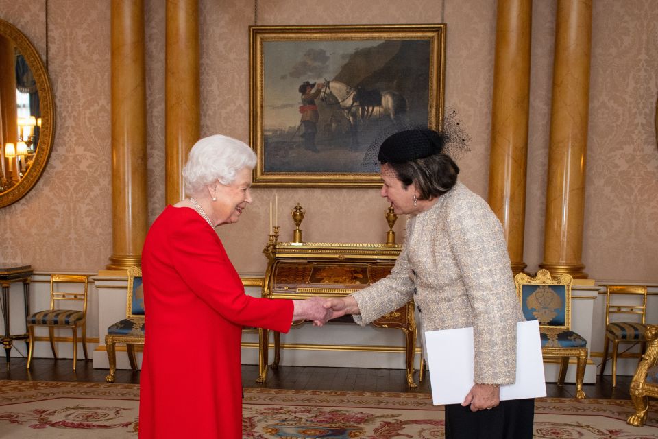  The Queen did not wear gloves as she shook hands with President of Malta George Vella and his wife Miriam