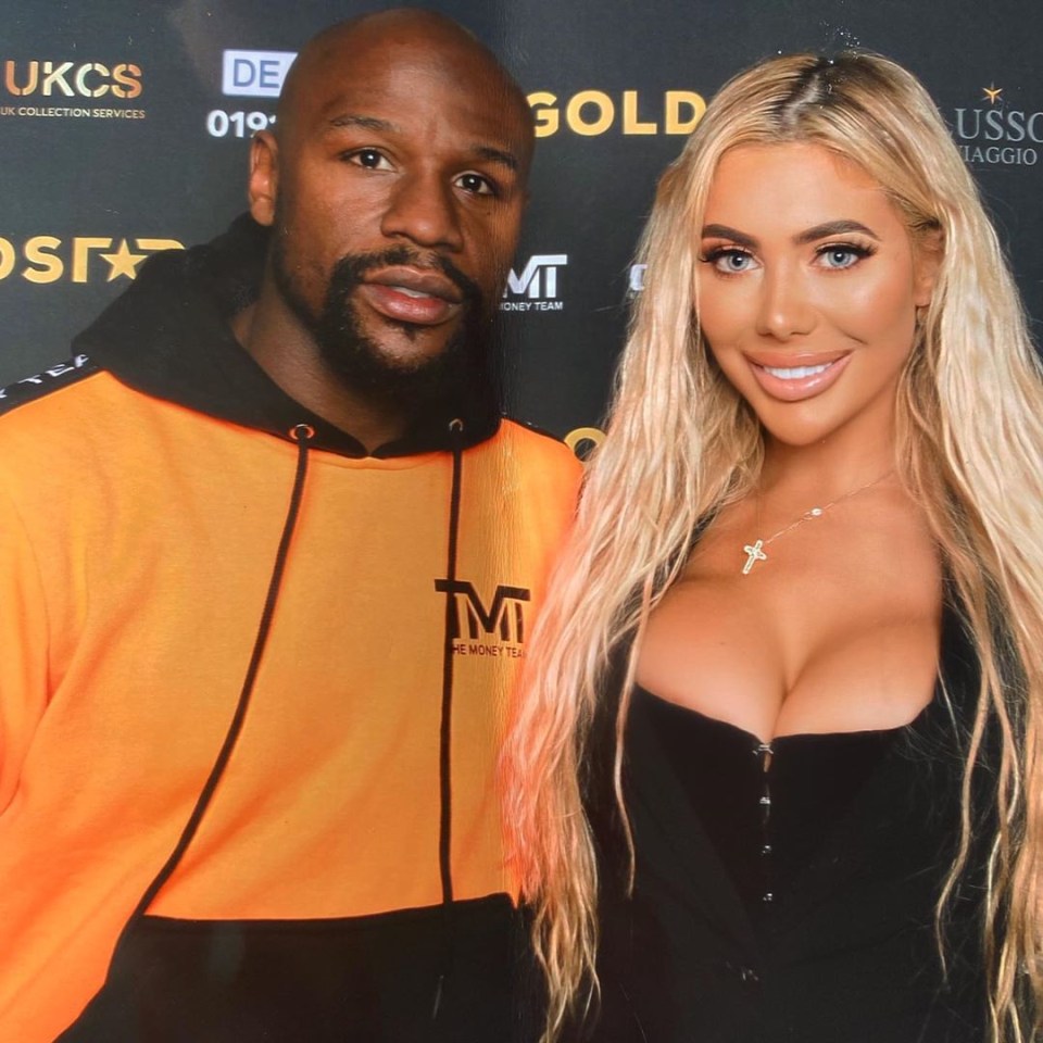  Chloe posed for a picture with boxing legend Floyd Mayweather