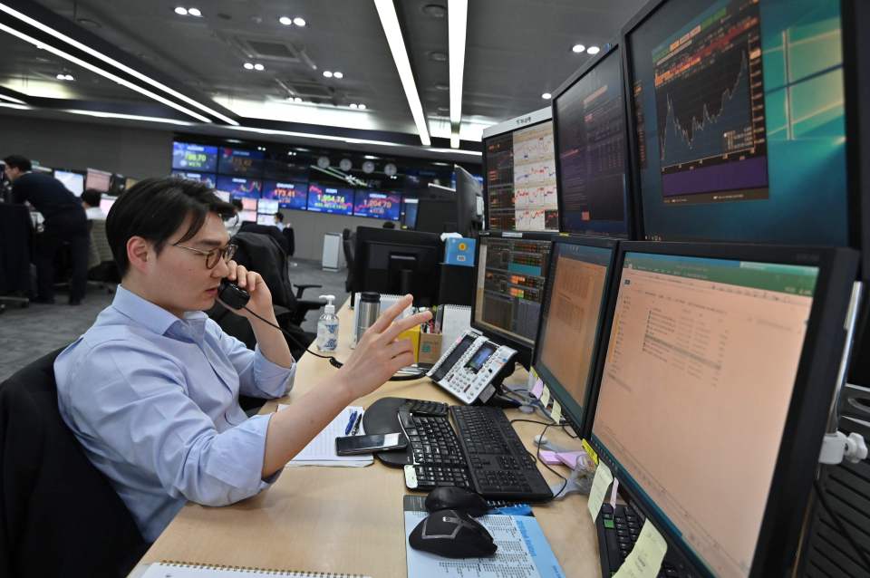  South Korean shares also tumbled by more than 4 percent on today as foreign investors went on a massive selling spree in the face of growing coronavirus