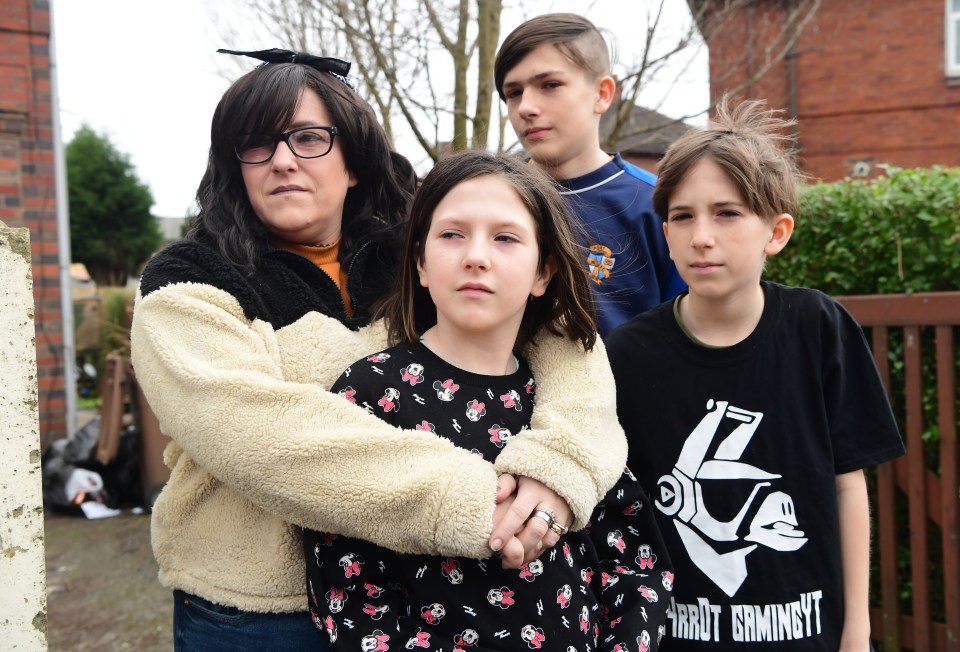  Mum-of-four Kirsty with her daughter Lilly-Mae, 10, son Partick, 14, and Alfie, 12