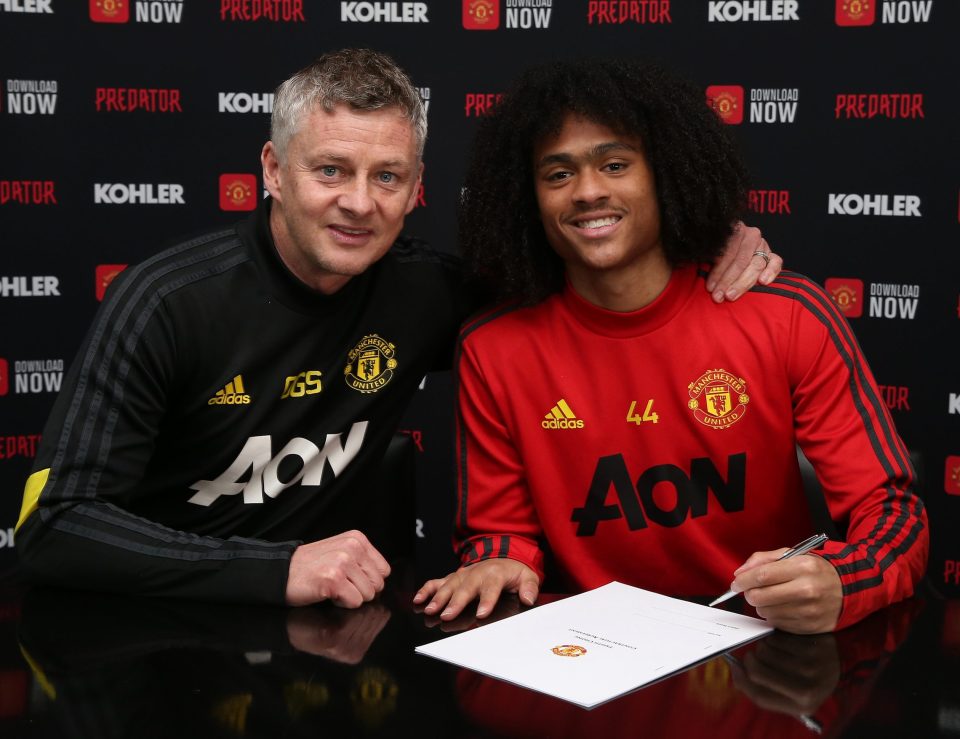  Tahith Chong has signed a two-year contract extension at Man Utd