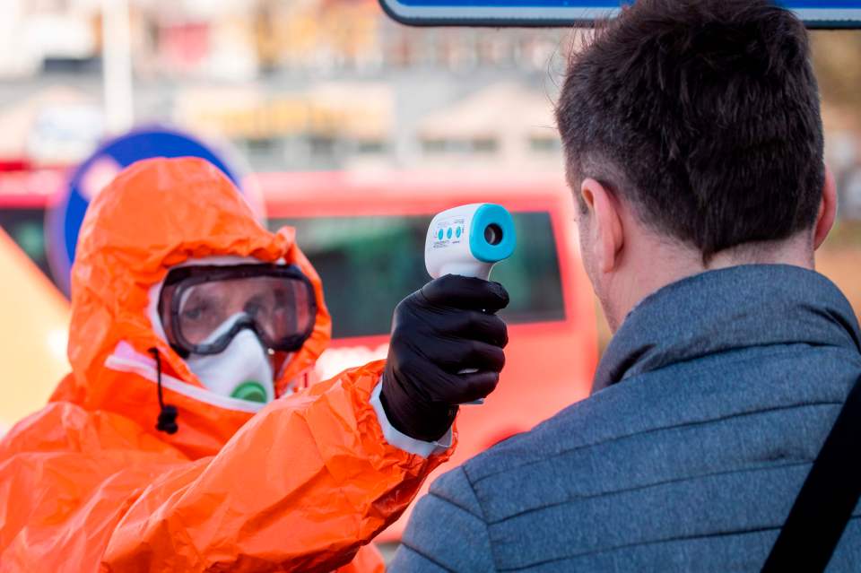  Poles travelling back from Germany have their temperatures checked at the border. A 27-year-old woman has died in Poland from coronavirus