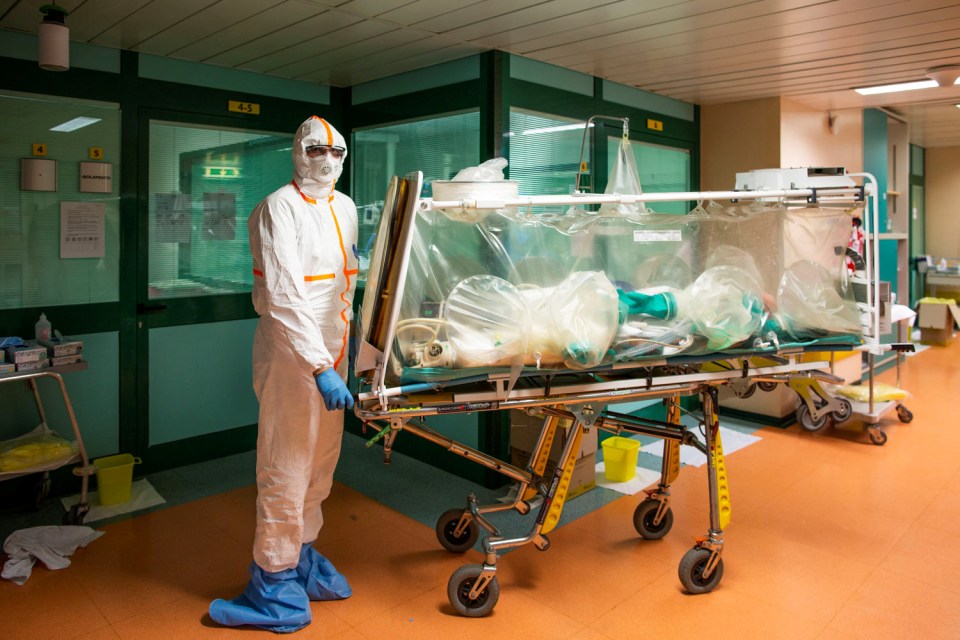  A coronavirus patient is kept under quarantine while being transferred between wards