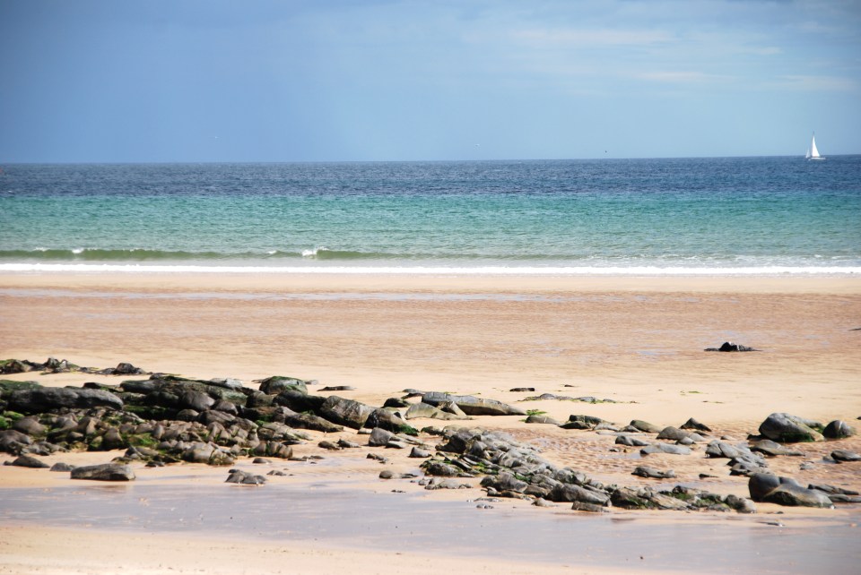  Enjoy the beautiful white sandy beaches and rugged sand dunes of the horseshoe-shaped Beadnell Bay