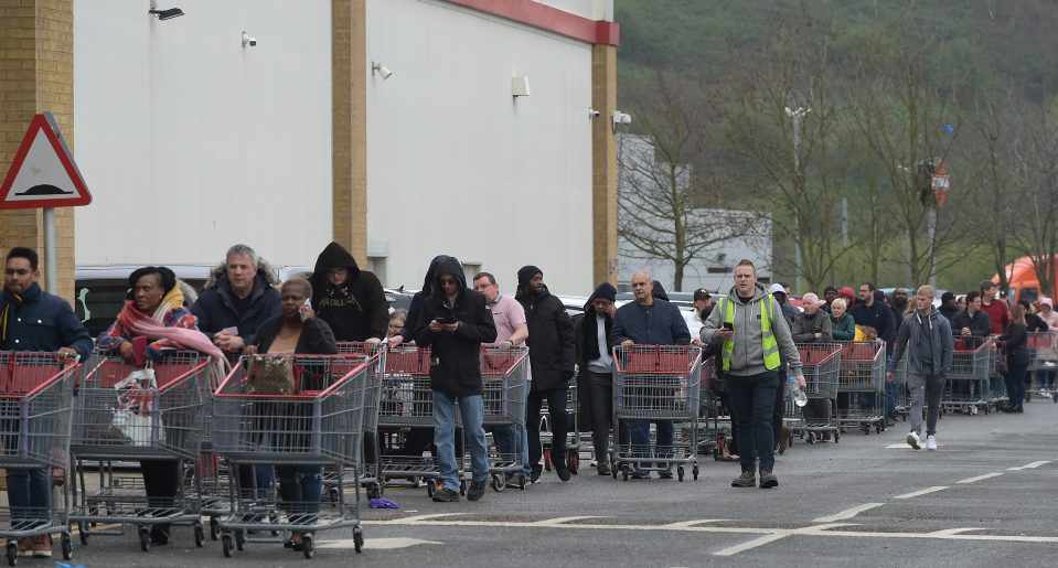  Hundreds queue at Costco in Lakeside shopping centre