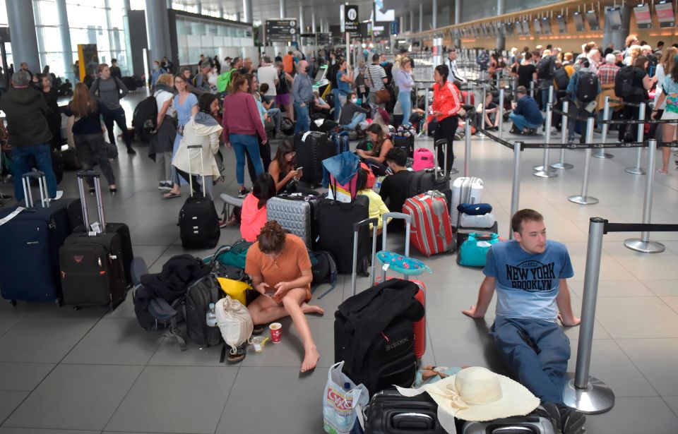  Hundreds of passengers are stuck in Colombia