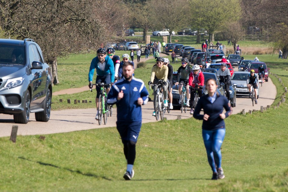  Richmond Park filled up as people failed to keep a good distance between themselves and others