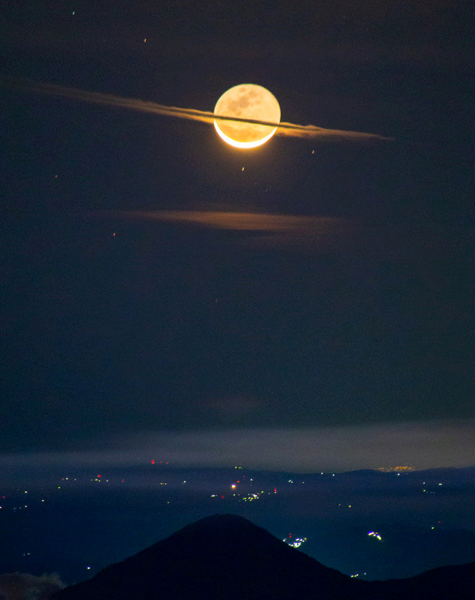  Clouds looked like rings around the Moon