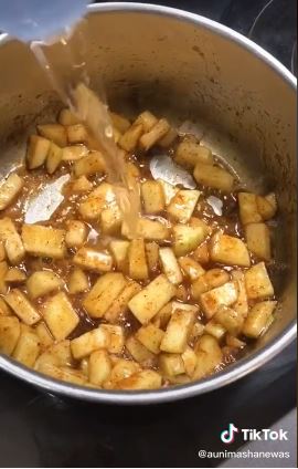  For the mixture, she stew apple with cinnamon, brown sugar, cornstarch and water