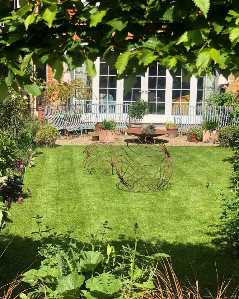  Ben Shephard mowed stripes into his lawn