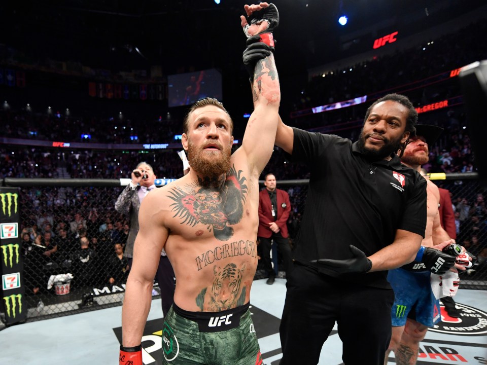  Conor Mcgregor beat Donald Cerrone on his UFC return