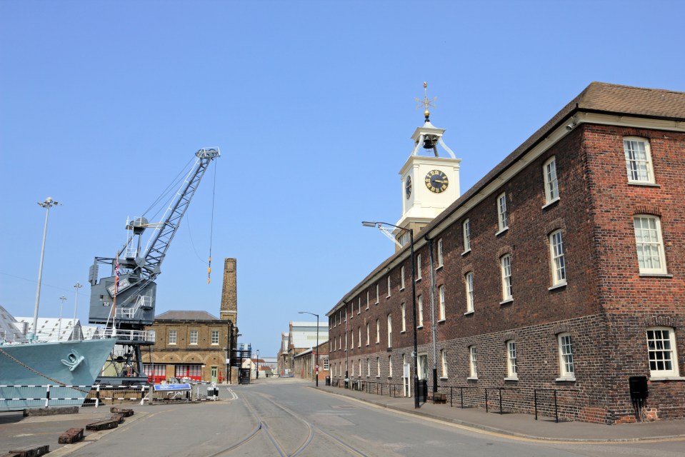  Various parts of the dockyard appear as Girtons Mills, a London market and also Pimm’s Chop House