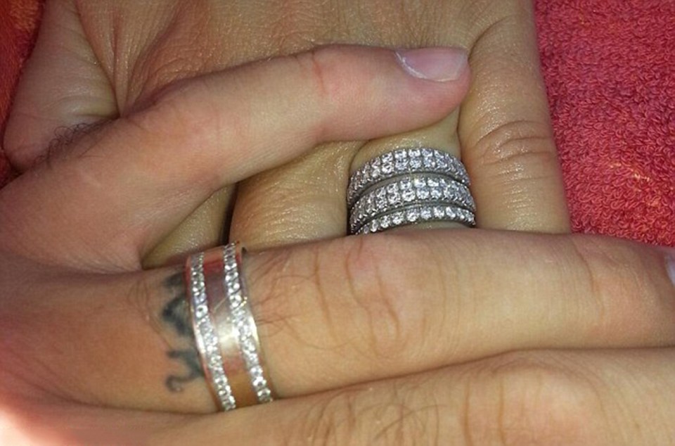  The couple had matching 'his and hers' diamond bands