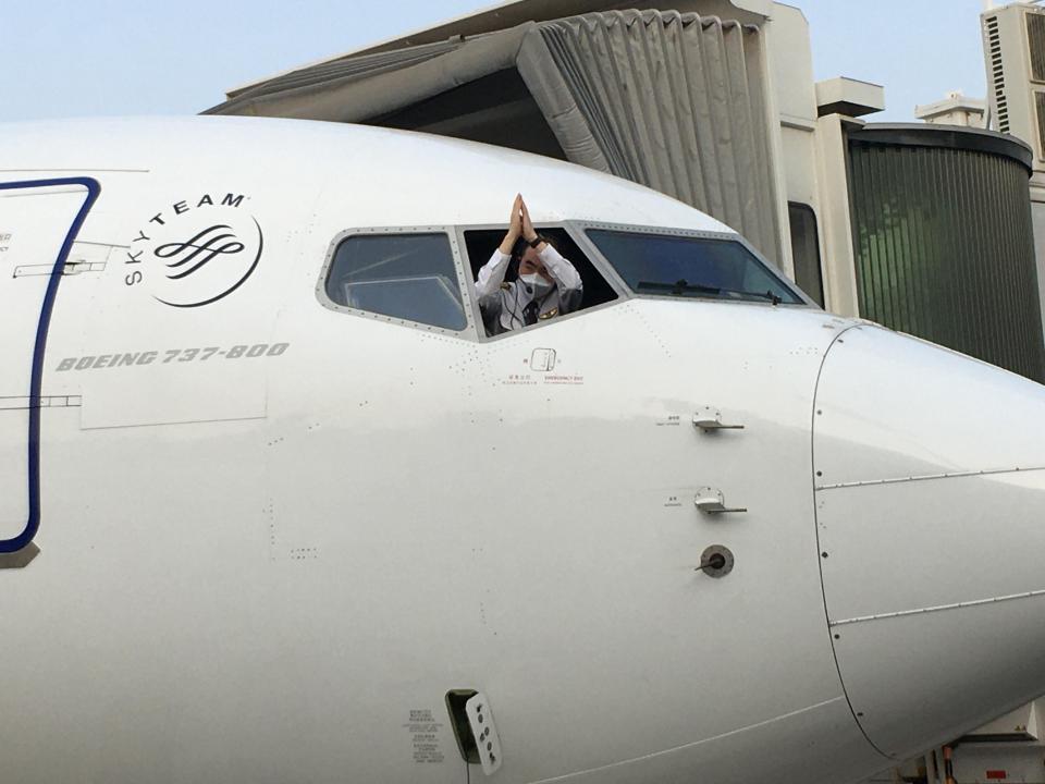  The pilot of the first plane to leave Wuhan waves from the cockpit