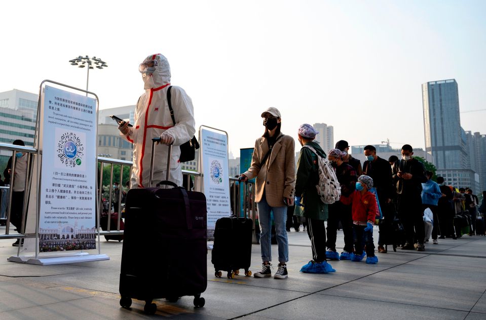  People arrive at Hankou Railway Station in Wuhan to take one of the first trains leaving the city