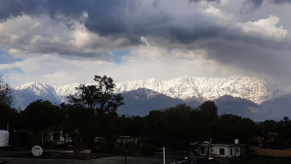 The Himalayas are visible 125 miles away in India for the first time in 30 years