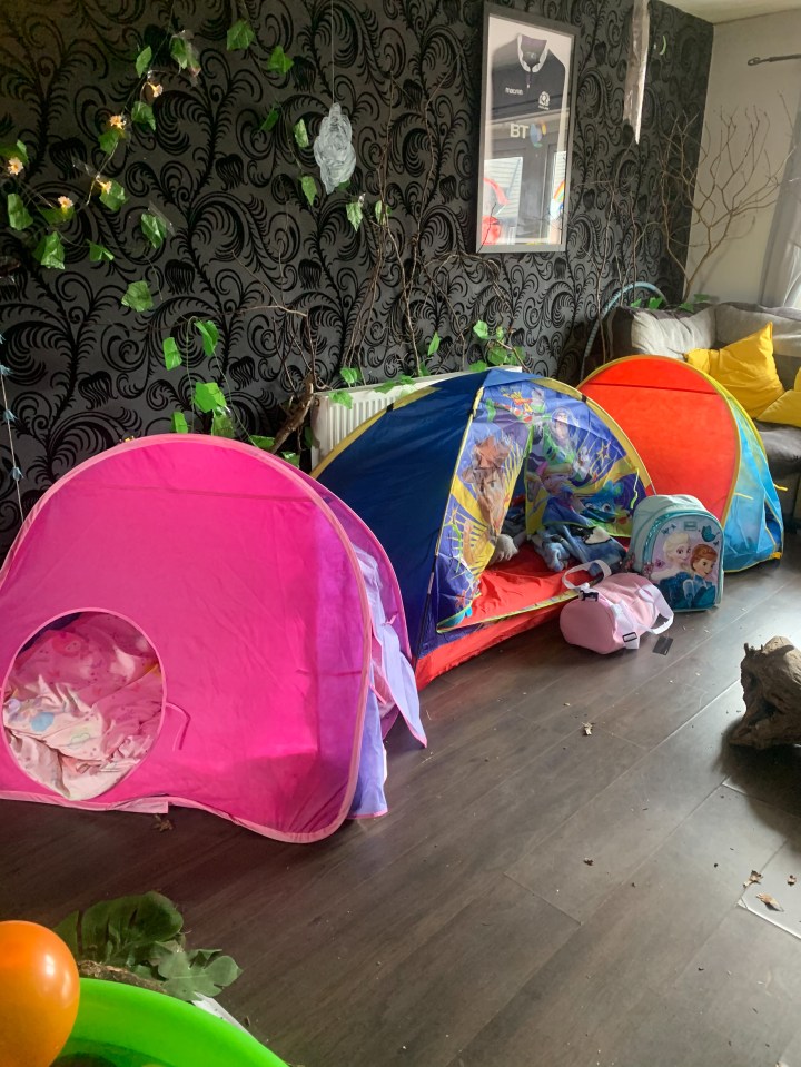  Lisa Mackinnon, 29, transformed her living room into an indoor campsite for her daughter's sixth birthday during lockdown