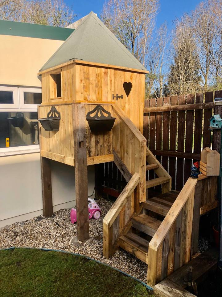  Tom Cole, 31, built a treehouse for just £10 using pallets