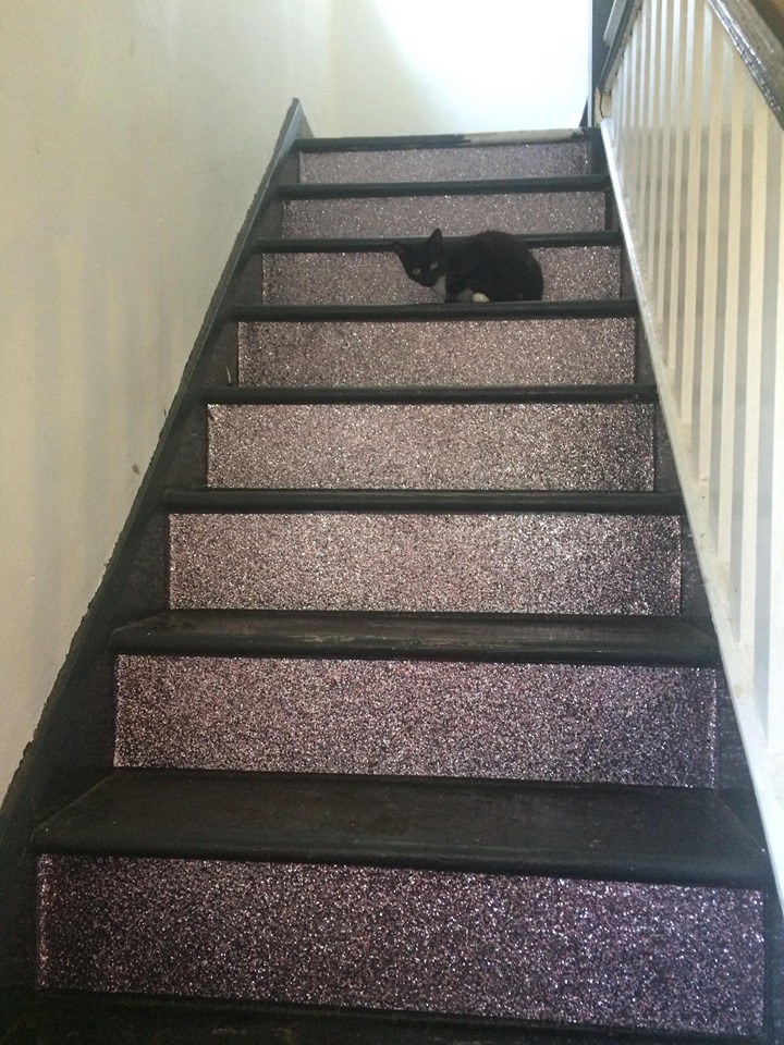 A mum has been praised for upgrading her staircase using £3 sparkly wallpaper from eBay