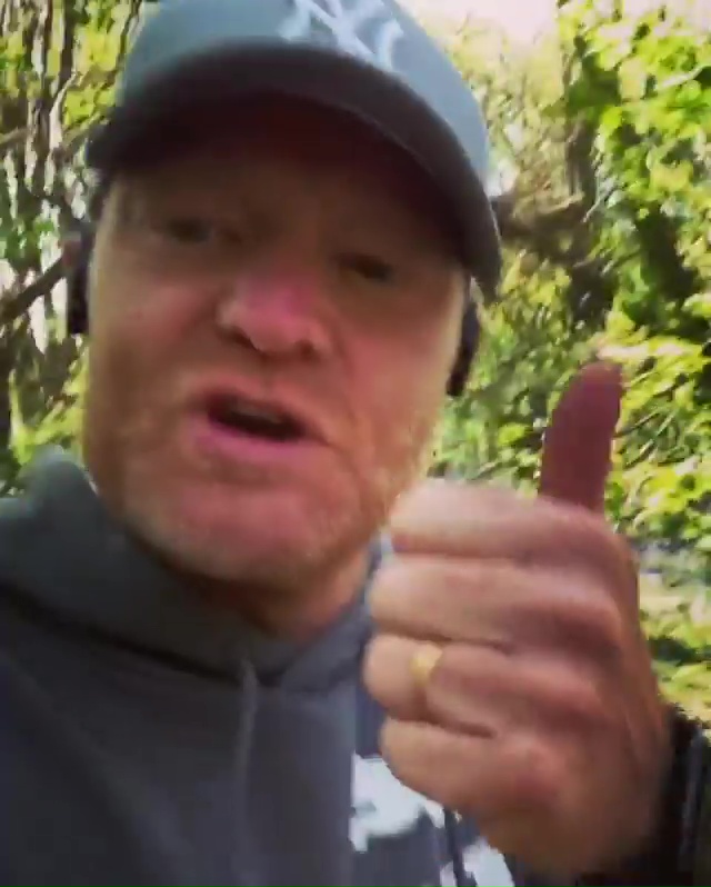  The actor gave a thumbs up on his morning run