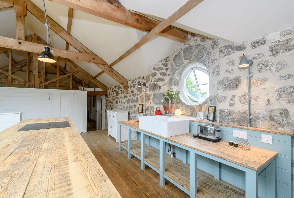  The coach house has an open plan kitchen, dining room and sitting room