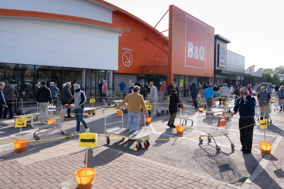  Hundreds of people were queuing outside the B&Q store in Ashfield, Notts, this morning