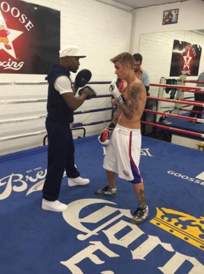  Mayweather trains pop artist Justin Bieber in his Las Vegas gym in 2014