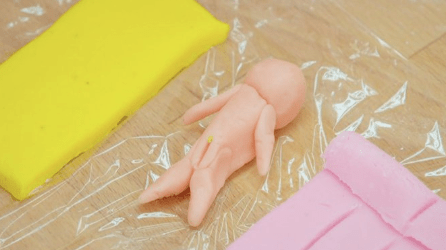 Alex's accidental 'vagina' fondant cake