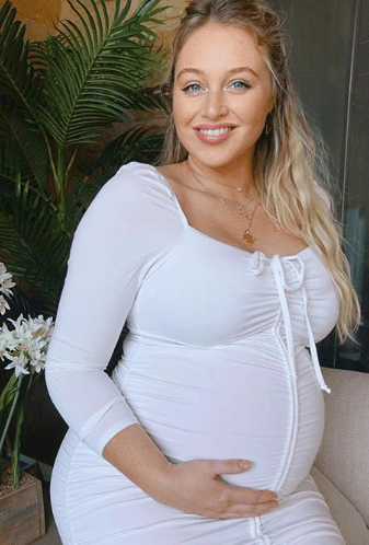  Iskra Lawrence has revealed she's given birth to her first child at home