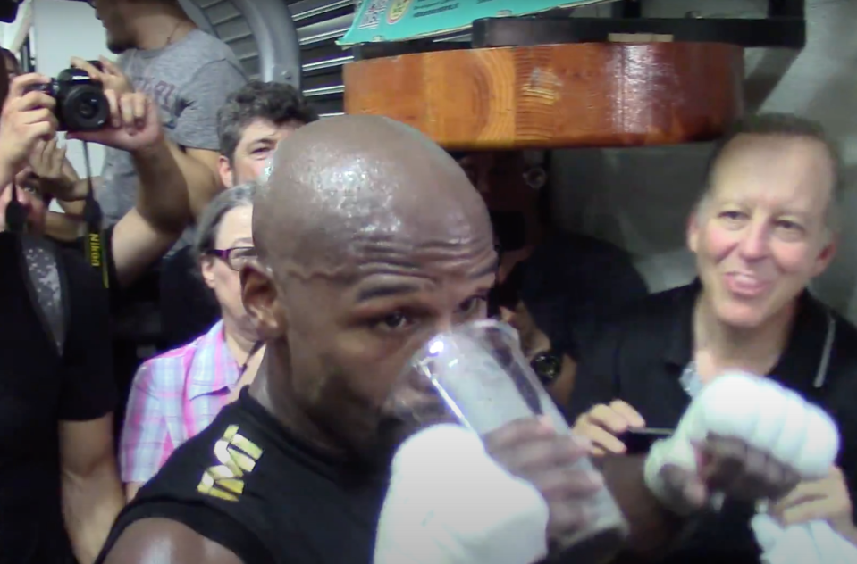 Mayweather sips Pepsi while training in his gym