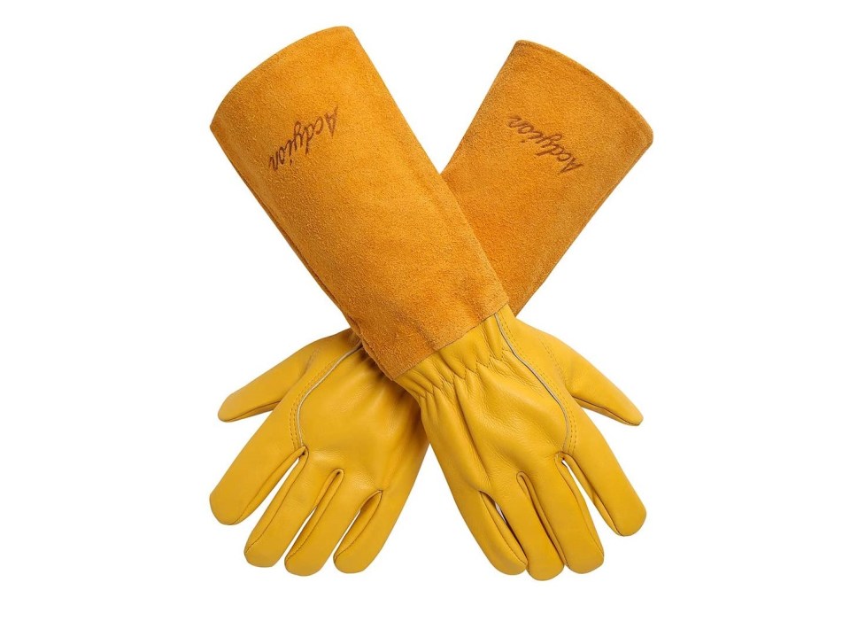  Protect your arms from scratches with puncture-resistant leather gauntlet gloves