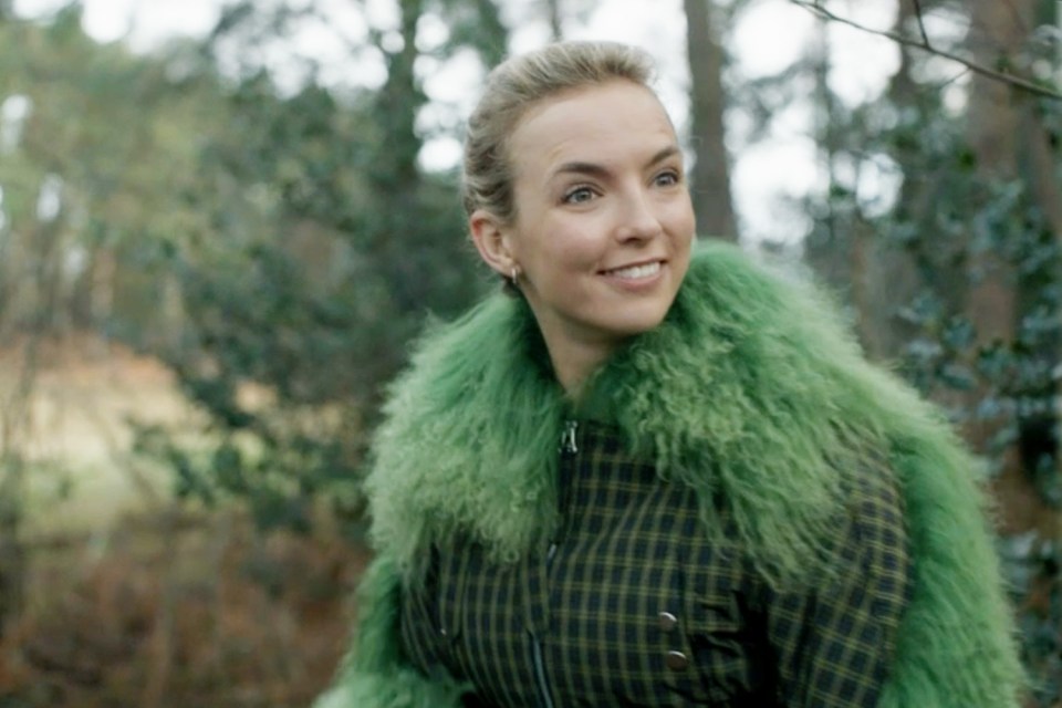  Villanelle looked stunning in a tartan coat with green fur trim as she hit Dasha in the face with a golf club