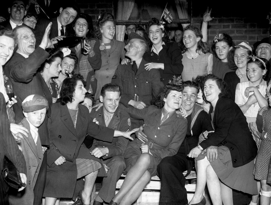  The Queen danced in delight outside Buckingham Palace with thousands of other revellers on May 8 1945 after slipping into the crowds unnoticed with her 14-year-old sister Princess Margaret