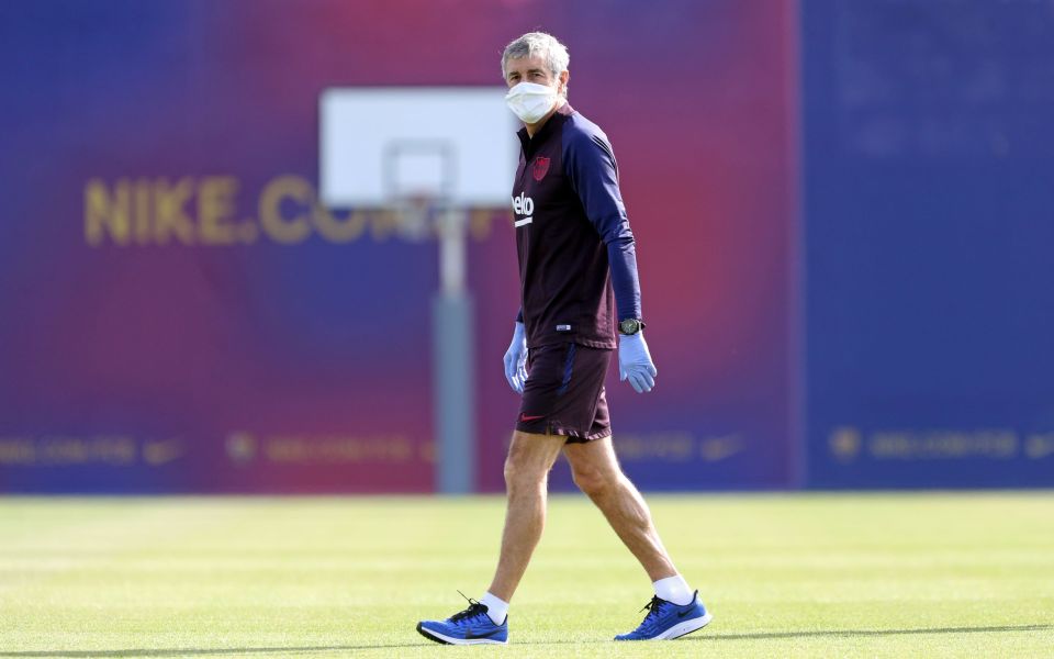  Barcelona boss Quique Setien was seen wearing a protective mask and gloves during training