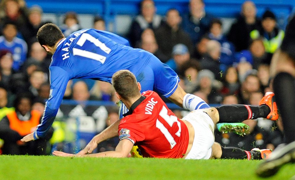  Vidic flies into Eden Hazard and is sent off