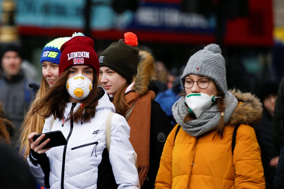  Brits wear masks in London