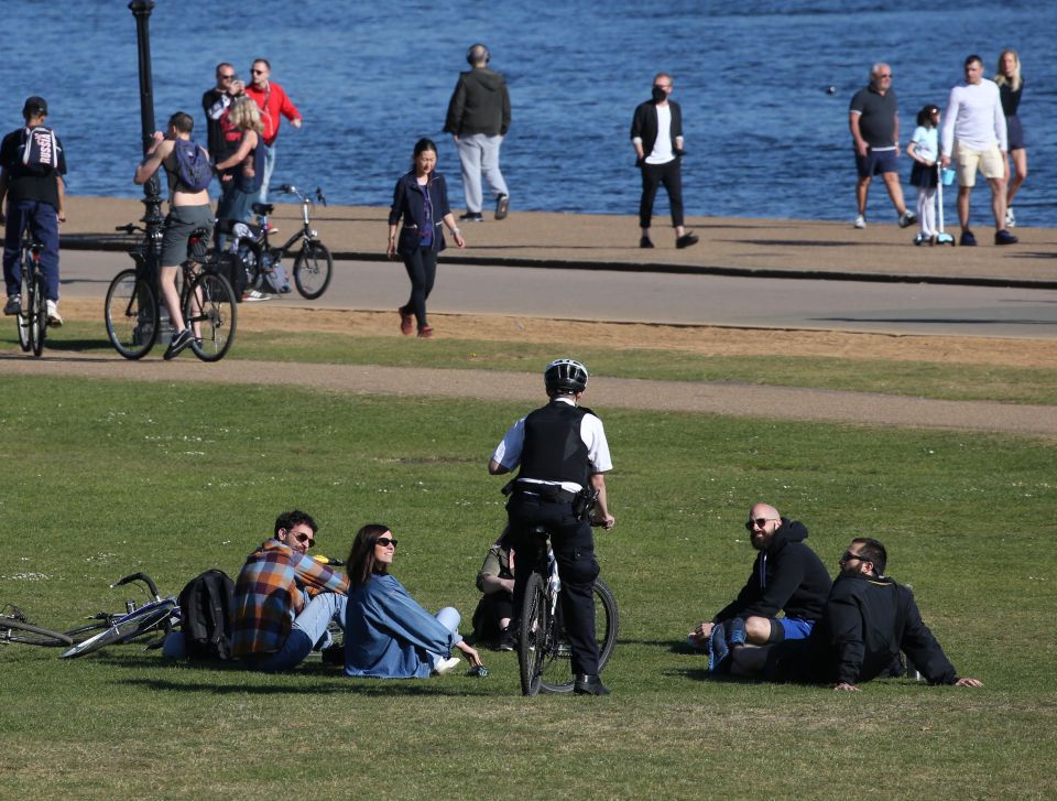  Cabinet ministers issued fresh pleas for everyone to stay at home despite the 25C weather