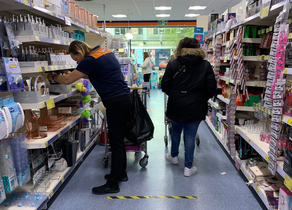  B&M customers avoid social distancing rules in Essex