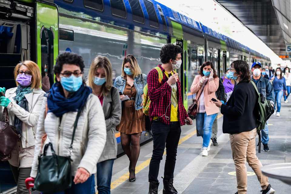  Italians headed back to work in packed trains