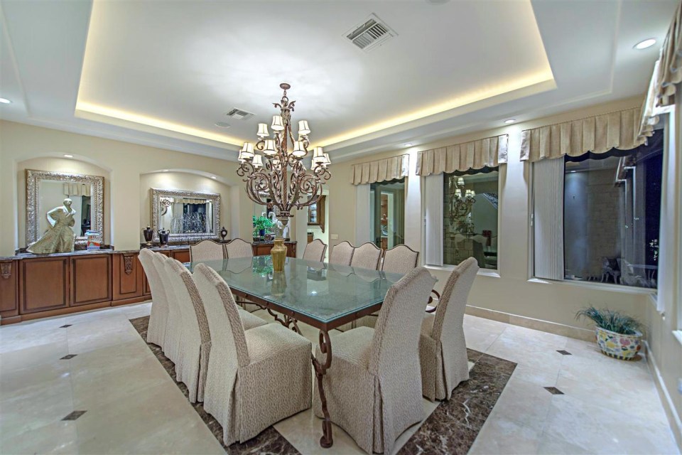 Eating in this dining room would be a pleasure