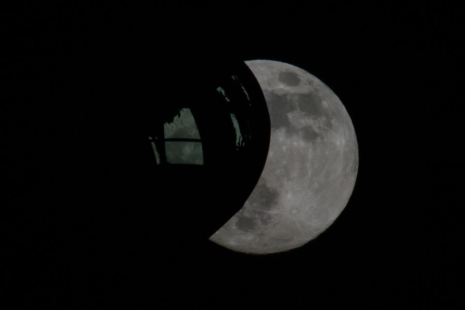  The last Supermoon of the year rises behind the London Eye