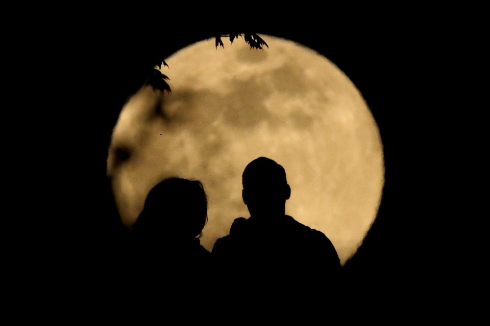  A couple watched the Full Moon rise last night from a park in Kansas City, US