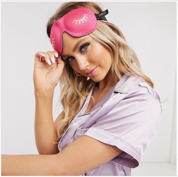 The eye masks are contoured so don't touch the area around the eyes - protecting your lashes