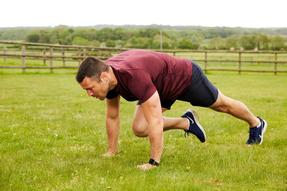  Get into a press-up position. Keeping your arms straight, bring alternate knees towards the chest as fast as you can