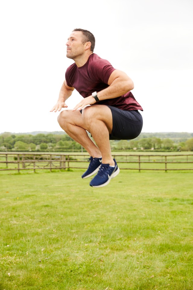  Starting from a standing position, make an explosive movement to jump both your knees up in front of you as high as you can