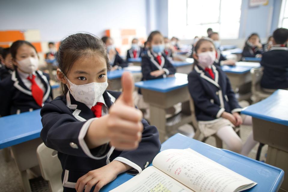  Thumbs-up: kids are happy to have returned to classrooms in China